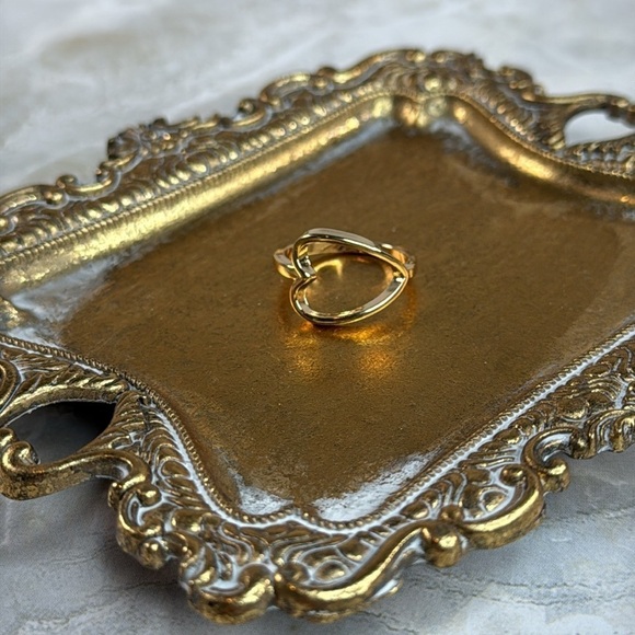 Elegant Gold Heart Ring - Picture 3 of 7